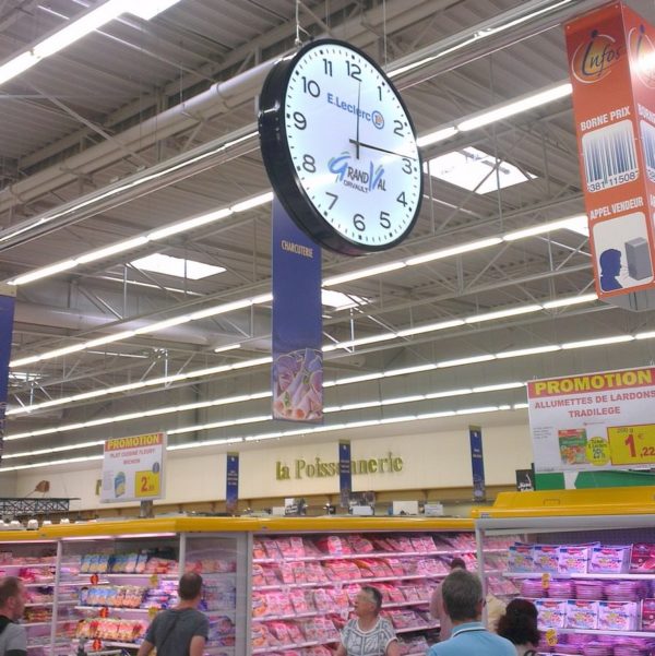 une horloge magasin supermarché et hypermarché