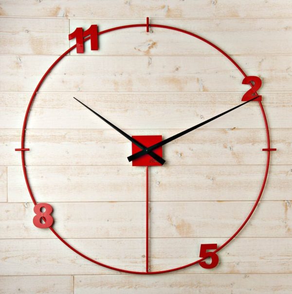 une horloge géante rouge