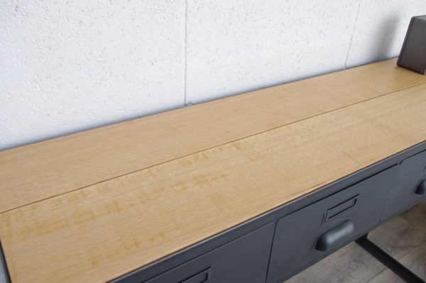 une console en acier et bois avec des tiroirs industriel et planche en chene
