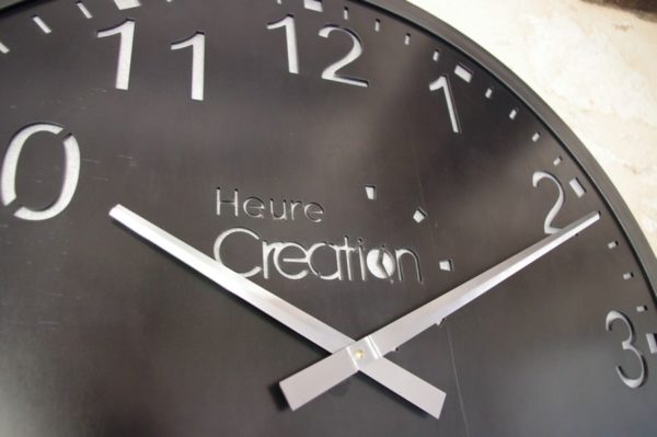 une grande horloge murale de style industriel