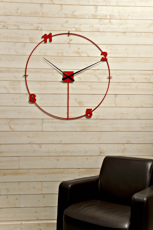 horloge géante loft rouge par heure création et chiffres laser