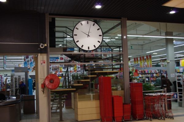 horloge géante électrique marché couvert lieu public