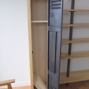 mobilier en bois et porte de vestiaire