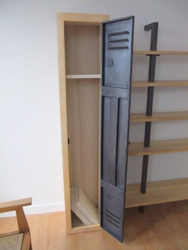 mobilier en bois et porte de vestiaire