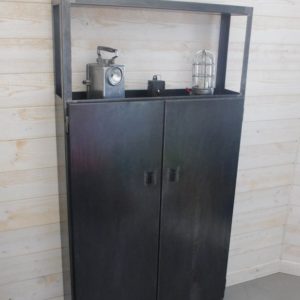 un placard buffet en acier industriel