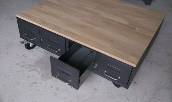 une table basse en acier et bois industrielle