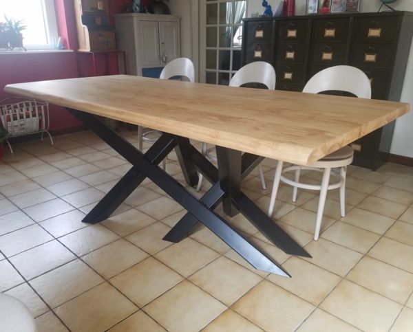 table de repas en metal et bois